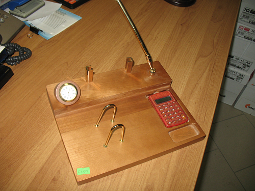 Подставка для ручек дерево, с часами и калькулятор - канцтовары в Минске